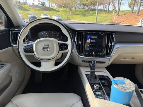 Used 2020 Volvo S60 T5 Momentum image 9