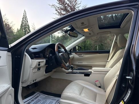 Used 2013 Lexus ES 300h w/ Luxury Pkg FWD image 13