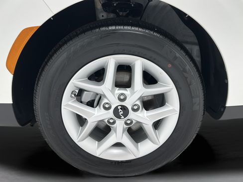 Used 2025 Kia Soul LX w/ LX Technology Package FWD image 9