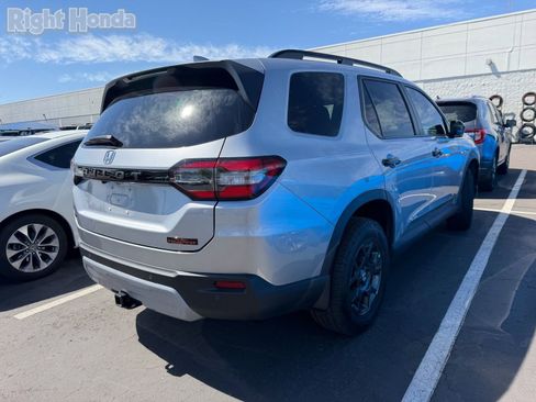 Used 2025 Honda Pilot TrailSport image 4