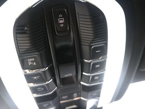 Certified 2022 Porsche Macan AWD/4WD image 18