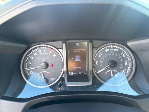 Used 2016 Toyota Tacoma TRD Sport w/ Premium & Technology Package AWD/4WD image 18