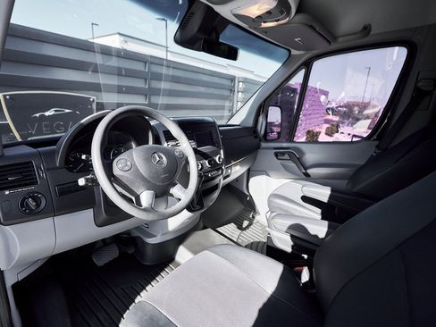 Used 2018 Mercedes-Benz Sprinter 2500 image 2