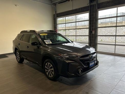 Used 2025 Subaru Outback Premium AWD/4WD image 2
