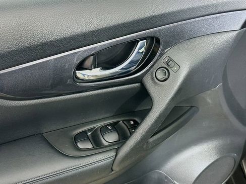 Used 2019 Nissan Rogue SV image 18