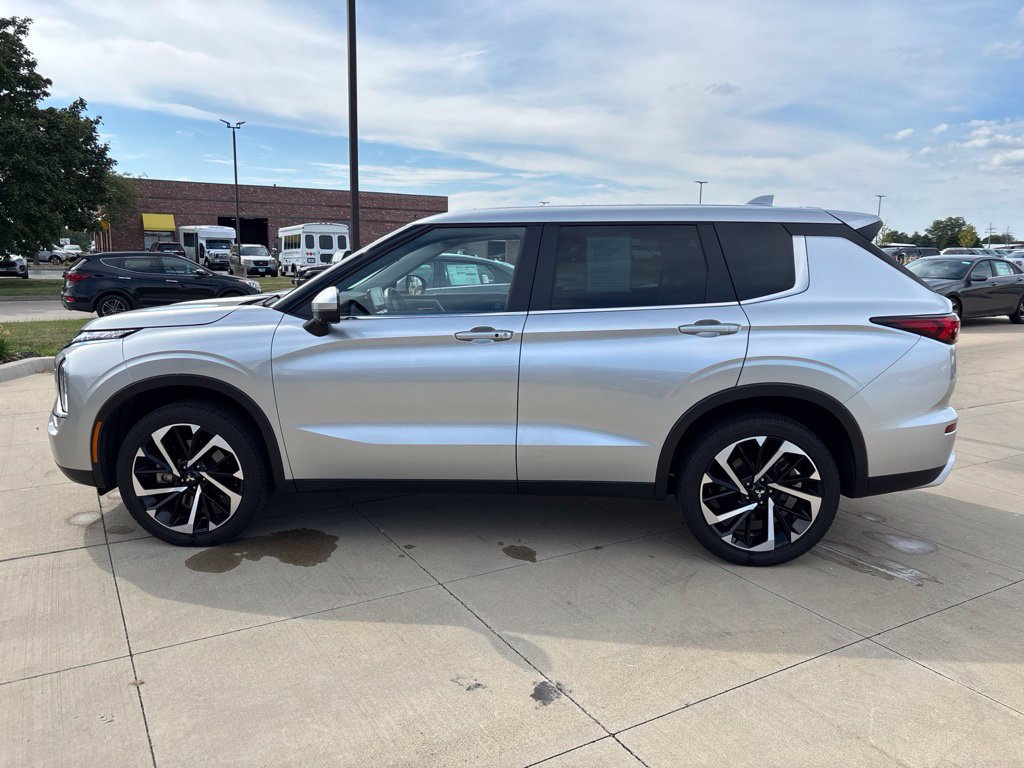 Used 2023 Mitsubishi Outlander SE AWD/4WD image 2
