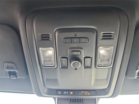 Certified 2024 GMC Yukon SLT w/ SLT Luxury Package image 33