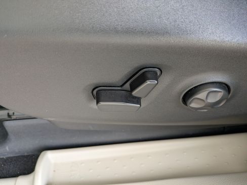 Used 2024 Chrysler Pacifica Touring-L FWD image 22