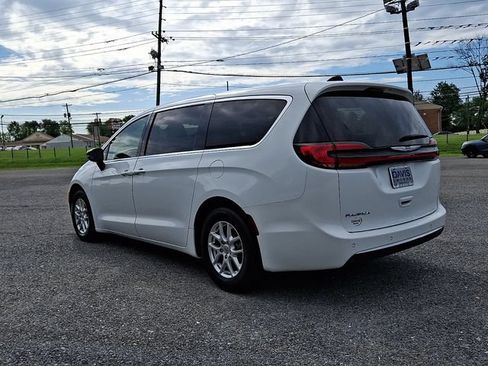 Used 2024 Chrysler Pacifica Touring-L FWD image 5