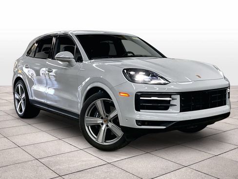 Used 2025 Porsche Cayenne image 2