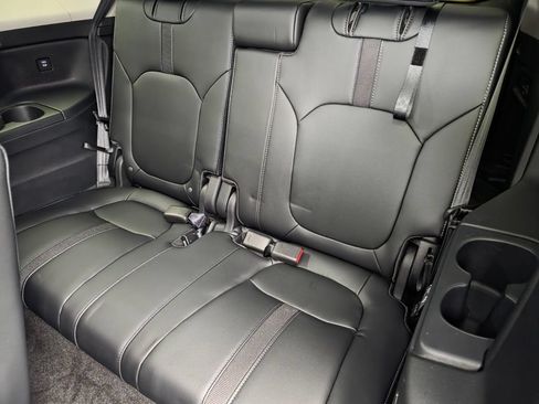 Used 2025 Honda Pilot Touring image 17