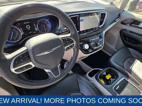 Used 2023 Chrysler Pacifica Touring-L image 12