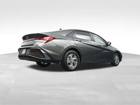 Used 2025 Hyundai Elantra SE FWD image 36