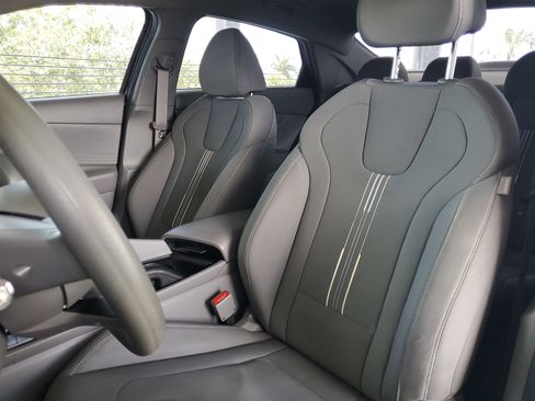 Used 2023 Hyundai Elantra SEL image 17