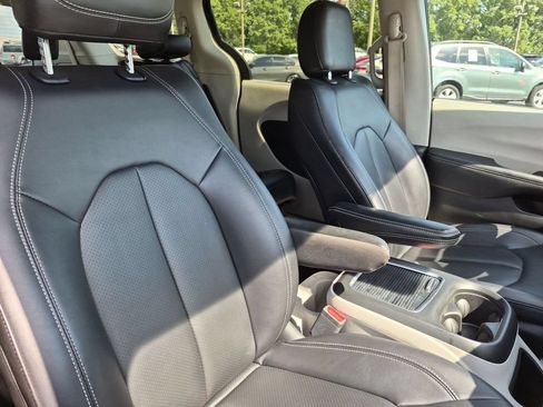 Used 2024 Chrysler Pacifica Touring-L FWD image 34