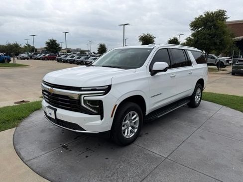 Used 2025 Chevrolet Suburban LS RWD image 3