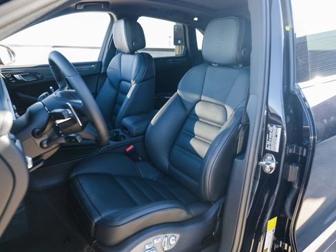 Certified 2026 Porsche Macan Turbo AWD/4WD image 5