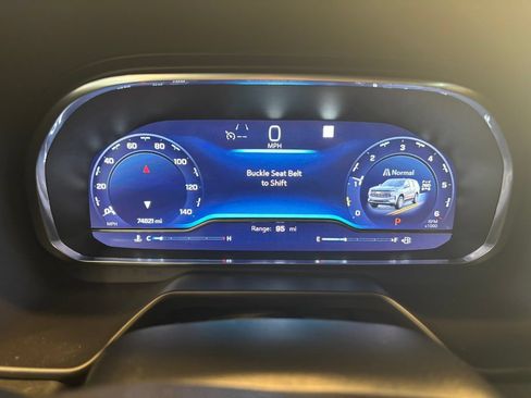 Used 2022 Chevrolet Tahoe Z71 w/ Luxury Package AWD/4WD image 18