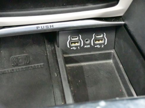 Used 2023 Chrysler Pacifica Touring-L w/ Uconnect Theater Family Group FWD image 29
