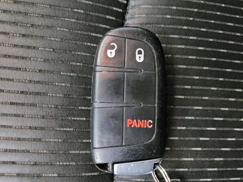 Used 2018 Dodge Journey SE image 32