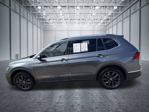 Used 2022 Volkswagen Tiguan SE w/ Panoramic Sunroof Package FWD image 2