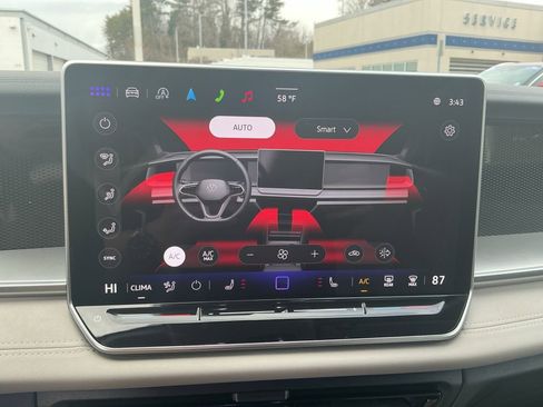 Used 2025 Volkswagen Tiguan SE image 21