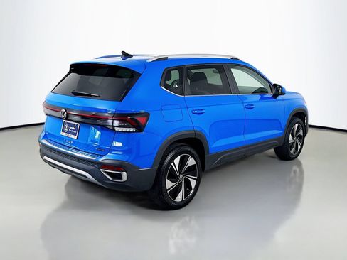 Used 2025 Volkswagen Taos SE w/ Panoramic Sunroof Package AWD/4WD image 9