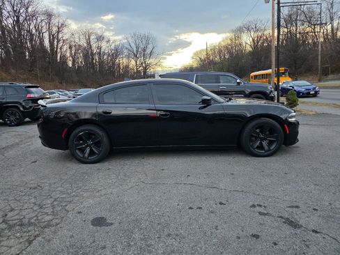 Used 2016 Dodge Charger SXT image 4