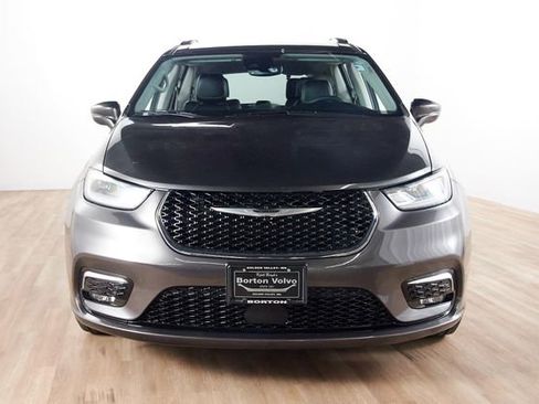 Used 2022 Chrysler Pacifica Touring-L AWD/4WD image 2