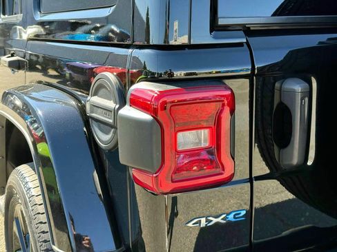 Used 2022 Jeep Wrangler Unlimited Sahara w/ Cold Weather Group image 10