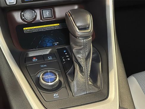 Used 2020 Toyota RAV4 Limited image 23