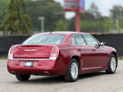 Used 2014 Chrysler 300 RWD image 9