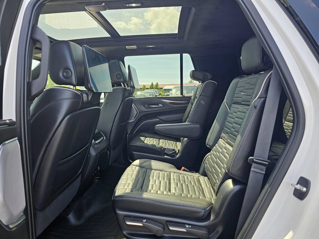 Used 2022 Cadillac Escalade Sport Platinum w/ LPO, ONYX Package AWD/4WD image 19