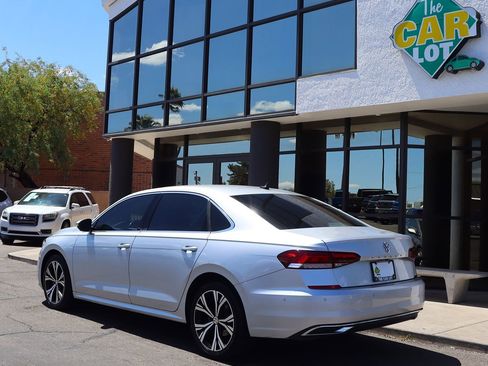 Used 2020 Volkswagen Passat 2.0T SEL image 9