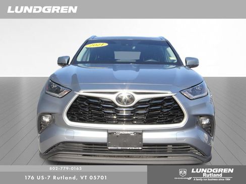 Used 2021 Toyota Highlander XLE AWD/4WD image 12