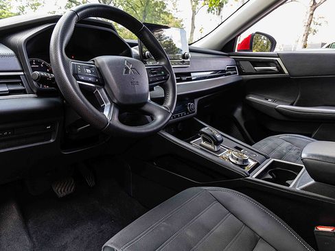 Used 2024 Mitsubishi Outlander AWD image 7