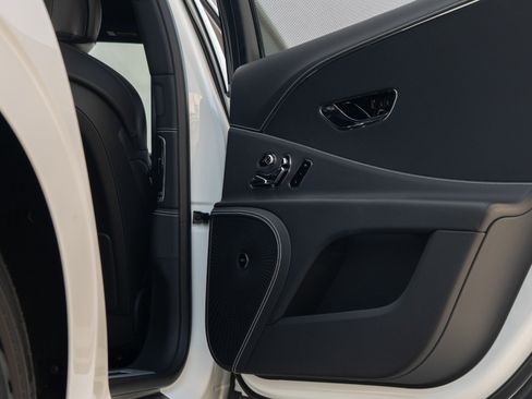 Used 2024 Bentley Flying Spur V8 image 40