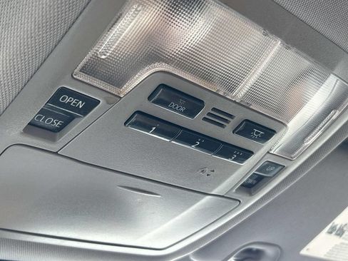 Used 2018 Toyota Highlander Limited FWD image 33