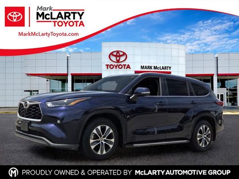 Used 2022 Toyota Highlander XLE FWD image 1