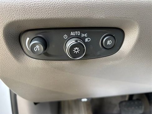 Used 2020 Chevrolet Traverse LT image 17