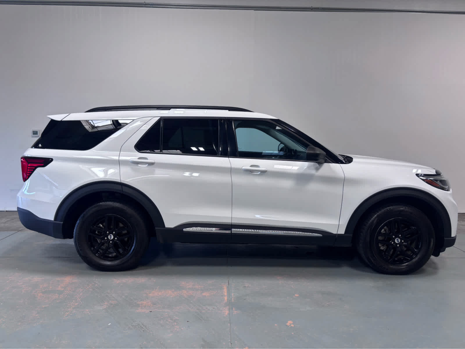 Used 2025 Ford Explorer Active AWD/4WD image 6