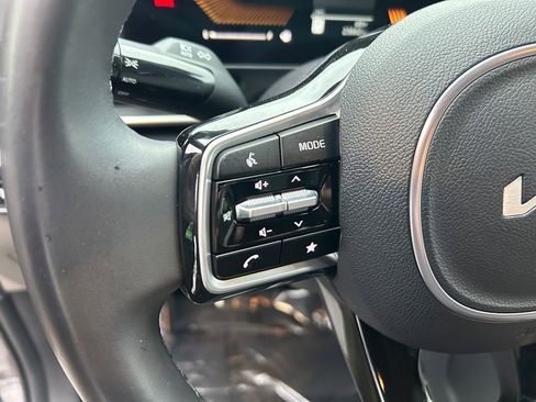 Used 2025 Kia Carnival image 17