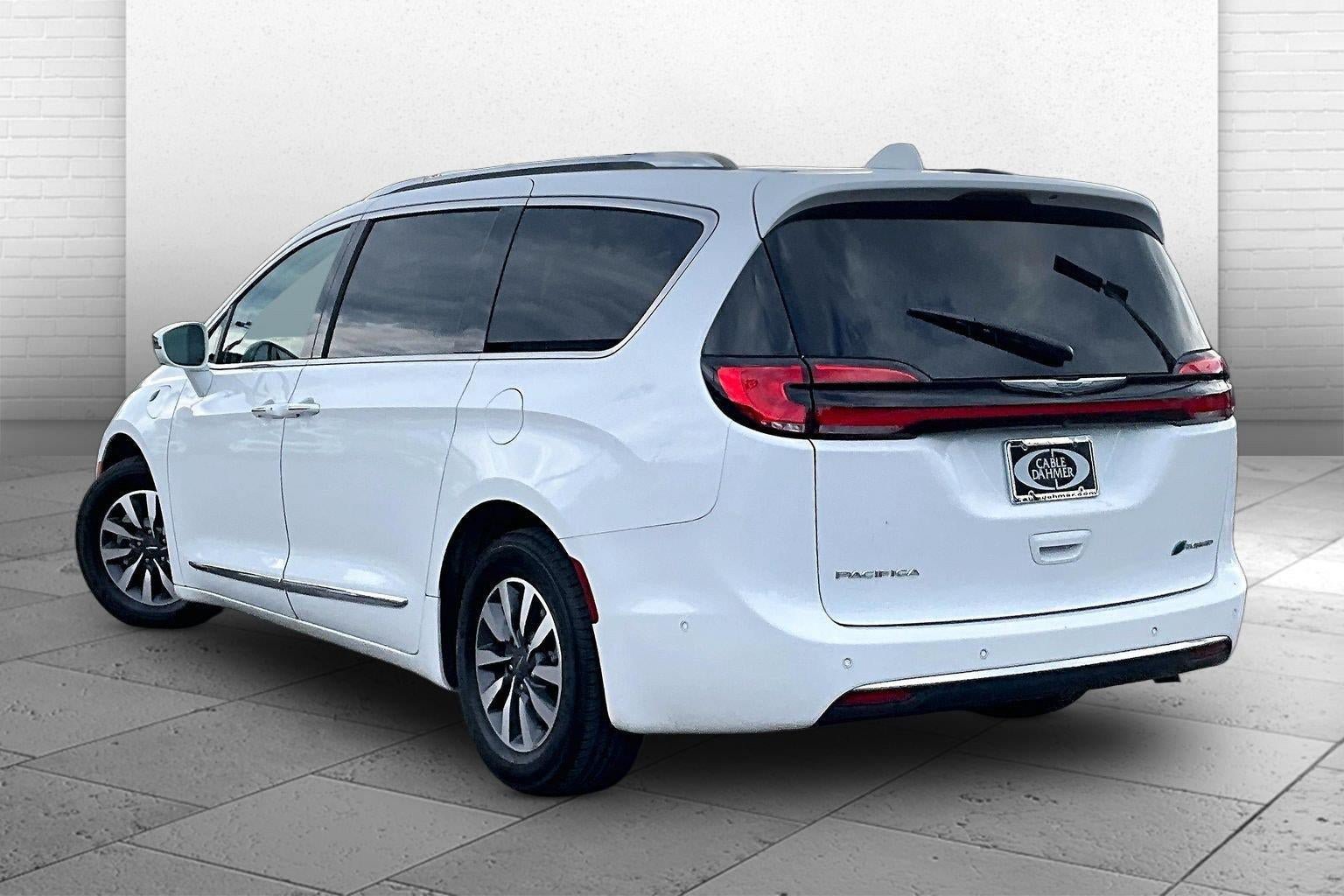 Used 2021 Chrysler Pacifica Limited w/ Uconnect Theater Family Group FWD image 9