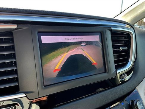 Used 2022 Chrysler Voyager LX image 27