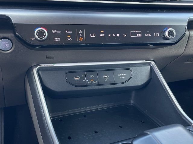 Used 2025 Kia Carnival FWD image 18