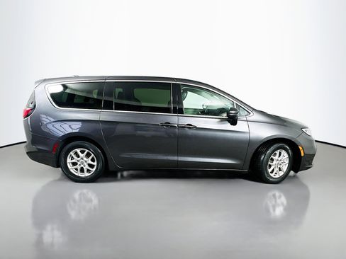 Used 2023 Chrysler Pacifica Touring-L image 8