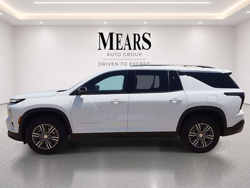 Used 2025 Chevrolet Traverse LT FWD image 2