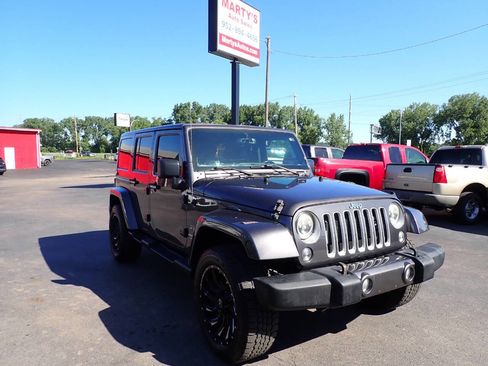 Used 2016 Jeep Wrangler Unlimited Sahara w/ Connectivity Group AWD/4WD image 3