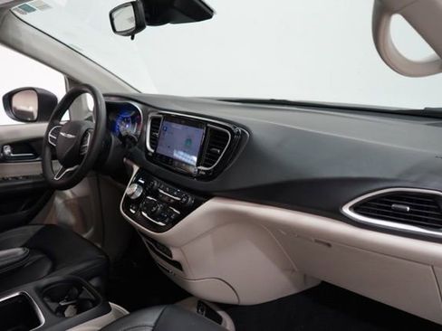 Used 2023 Chrysler Pacifica Touring-L image 17