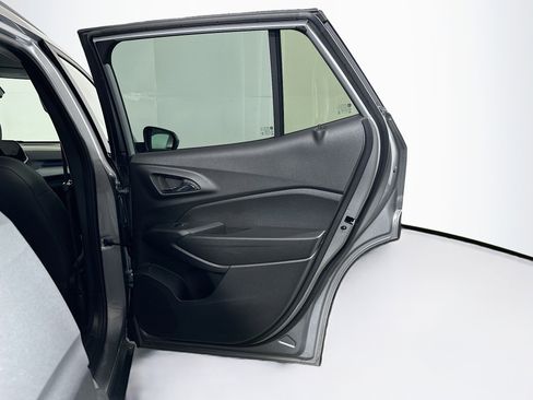Used 2025 Chevrolet Trax LT w/ LT Convenience Package FWD image 28